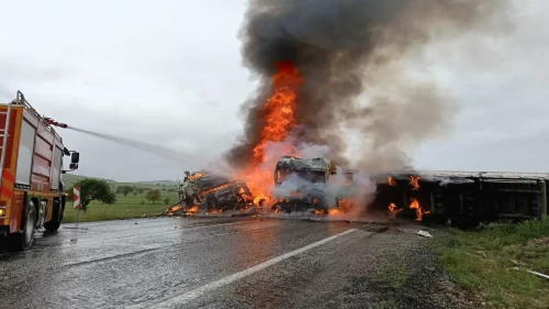 Çarpışan iki araç alev topuna döndü; sürücüleri yandı!