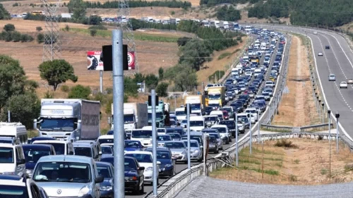 Otoyolu kullanacak sürücüler dikkat! Bayram dönüşü trafiği erken başladı