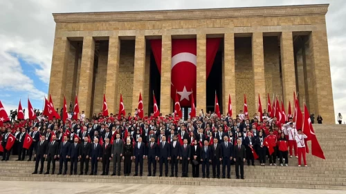 Bakan Bak, gençler ve sporcularla birlikte Anıtkabir'i ziyaret etti