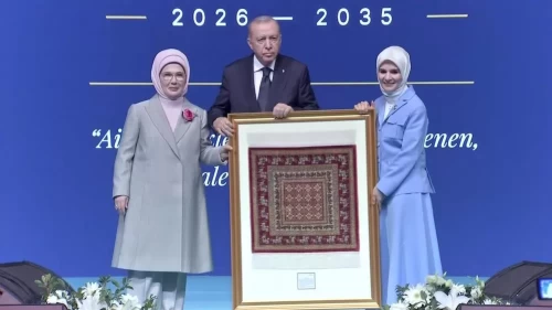 Cumhurbaşkanı Erdoğan'a takdim edilen 'Pazırık halısı' 360 bin ilmekle işlendi