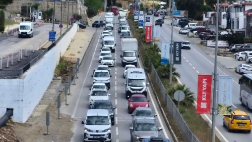 24 saatte 20 bin araç giriş yaptı, yollar kilitlendi...