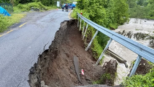 Dere taştı, 5 köyün ulaşım yolu çöktü!