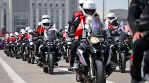 Motosikletli emniyet timlerinden nefes kesen gösteri! İki teker üzerinde Türk bayrağı açtılar