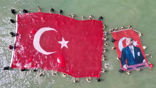 Hatay’da denizde 138 metrekarelik Türk bayrağı açıldı