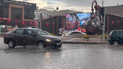Erzincan’da sağanak hayatı olumsuz etkiledi