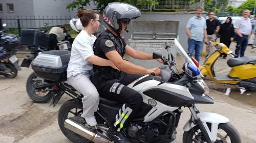 YKS'de okulu karıştıran Simay’ın imdadına trafik polis yetişti!