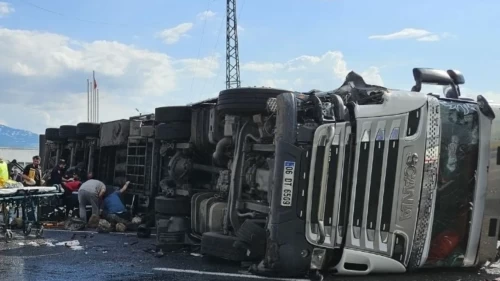 Ağrı'da zincirleme kaza: Tır motosikletin üzerine devrildi, 1 ölü 4 yaralı