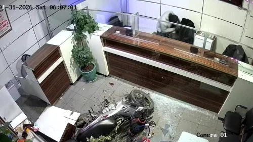 Döviz bürosunu cip ile yerle bir ettiler!