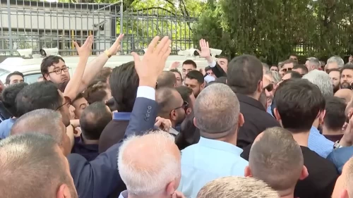 Meclis önünde CHP’liler birbirine girdi! Polis müdahale etti
