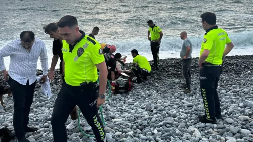 Boğulmak üzere olan asteğmenin yardımına trafik polisleri yetişti!