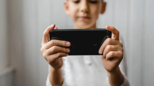 Polonya okullarında 'dijital kısıtlama': İlkokullarda telefon kullanımı yasaklanıyor!