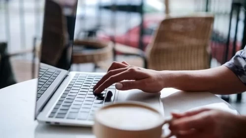 Kafelerde laptop ile çalışmak ücretli mi? Laptop ile çalışmak yasak mı?
