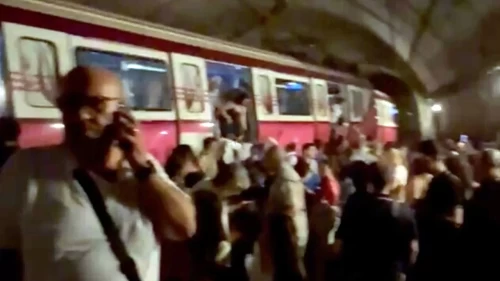 İstanbul'da metro raydan çıktı! Yolcular tahliye ediliyor