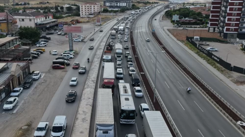 Trafikte tatil yoğunluğu! Kaza sonucu araçlar durma noktasına geldi