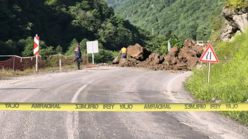 Karadeniz'de heyelan! O yol ulaşıma kapatıldı