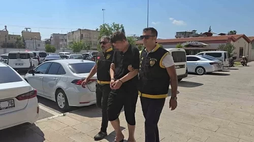 Sahte kimlik gösteren firariyi kolundaki dövme yakalattı!