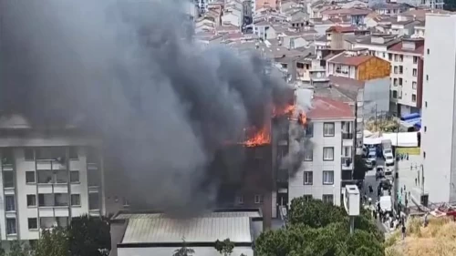 Esenyurt’ta 4 binanın çatısında yangın paniği