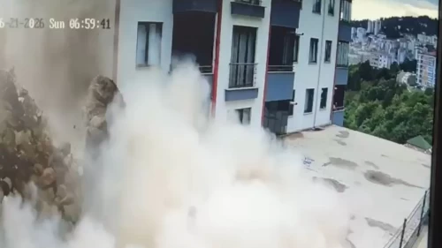 Gök gürültüsü sandılar, canlarını zor kurtardılar! Oda bir anda taşla doldu