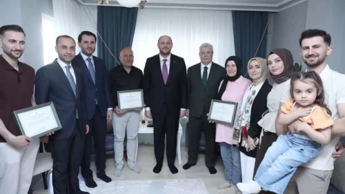AK Parti'den 11,5 milyon üyesine teşekkür! Cumhurbaşkanı Erdoğan imzalı belge teslim ediliyor
