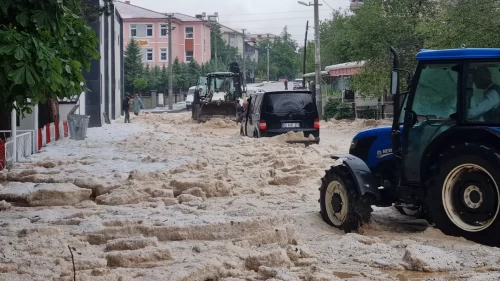 Afyonkarahisar’da yaz günü kış kabusu! Dolu yağışı hayatı felç etti