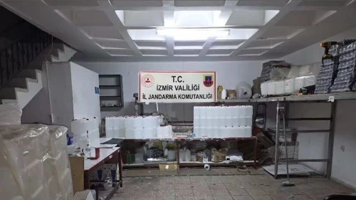 İzmir’de 2,5 milyon liralık kaçak alkol ve tütün ele geçirildi