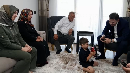 Bakan Kurum depremzede Yusuf'u Adıyaman'da ziyaret etti