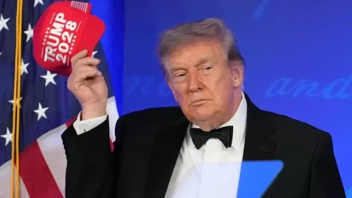 Engele rağmen 'Trump 2028' şapkasını taktı