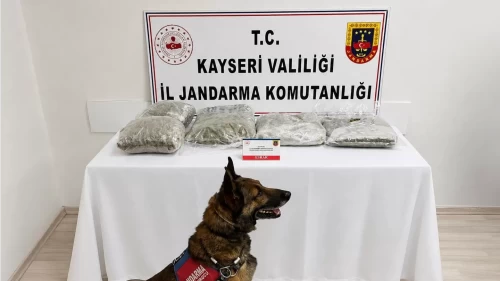 Kayseri’de otomobilin bagajında 5 kilogram esrar ele geçirildi