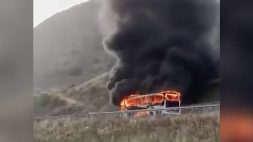 Erzincan'da seyir halindeki yolcu otobüsü alevlere teslim oldu