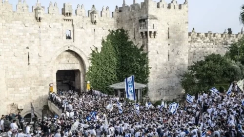 İsrailli yerleşimciler bayrak açıp dini ritüel gerçekleştirdi