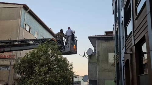 Kağıthane'de 5 katlı binada yangın