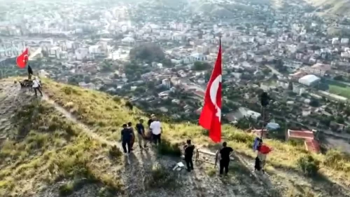 Stare Dağı'nın zirvesinde dalgalanan bayrağı gönüllüler yenilendi