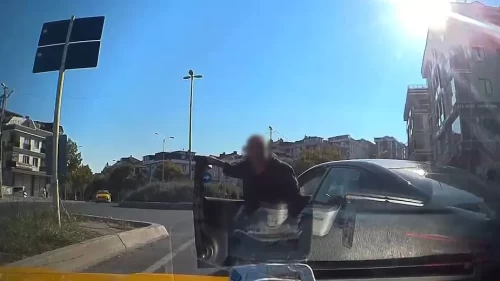 Trafik magandası taksicinin önünü kesip saldırdı