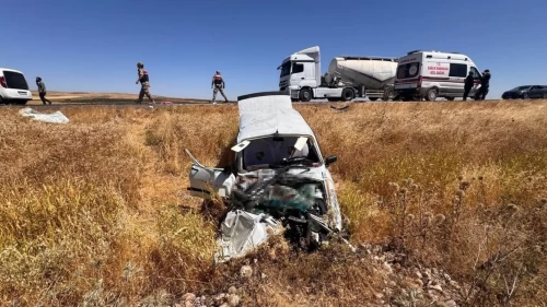 Otomobil traktöre çarptı: Yaralı yakınları sinir krizi geçirdi