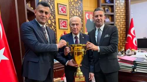 Türkiye Boks Federasyonu’ndan MHP Lideri Bahçeli’ye ziyaret: Şampiyonluk kupası takdim edildi