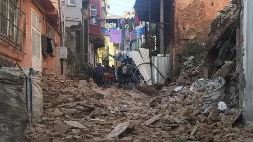 Beyoğlu'nda çöken metruk bina çevredeki araçlara zarar verdi