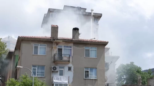 Kadıköy’de apartman boşluğunda çıkan yangın bitişik binaya sıçradı