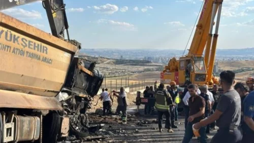 Ankara'da feci kaza! Hafriyat kamyonları kafa kafaya çarpıştı: 2 ölü