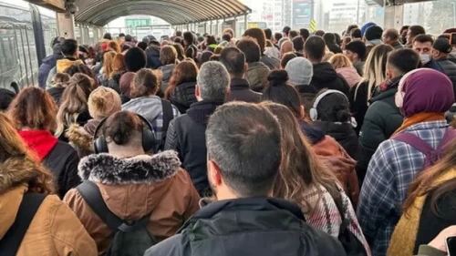 İstanbul'da yine yürüyen merdiven arızası! Resmen insan seli oluştu