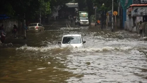 Hindistan'da şiddetli yağışlar can aldı: Mumbai'de bina çökmesi sonucu 6 ölü!