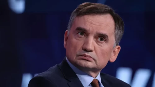 Eski bakanların mülteci belgeleri iptal edildi