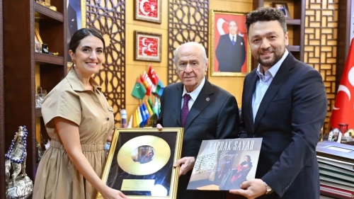 Yaprak Sayar’dan Devlet Bahçeli’ye 'Altın Plak' takdimi