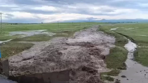Sel alarmı! Şiddetli yağış yolu ulaşıma kapattı