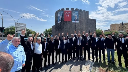 Sur’da Devlet Bahçeli posterli bozkurt pozu!