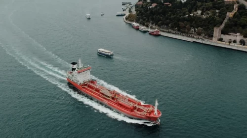 Seyir halindeki gemi bilinmeyen bir cisimle vuruldu