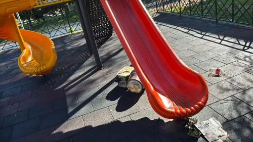 Çocuk parkındaki kaydıraklara bidonlarla yağ döktüler!