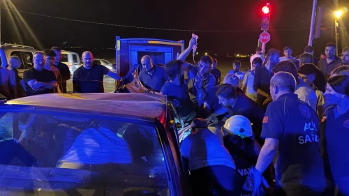 Kafa kafaya çarpışan iki otomobilde şans eseri ölen olmadı!