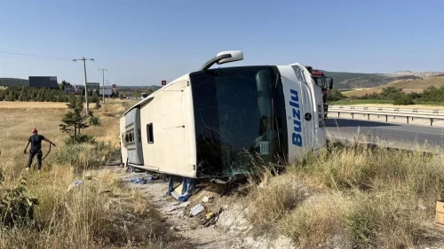 Eskişehir'de yolcu otobüsü şarampole devrildi, 24 yaralı