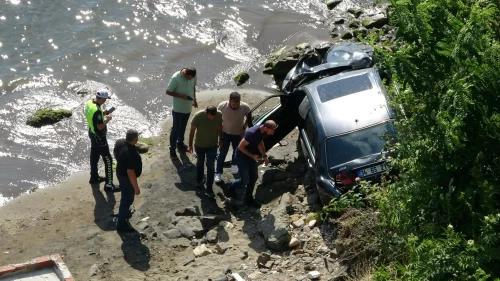Otomobil 30 metreden deniz kıyısına uçtu!