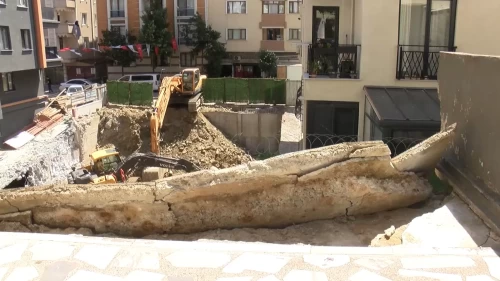 İş makinesinin kepçesi yan binanın balkonuna girdi